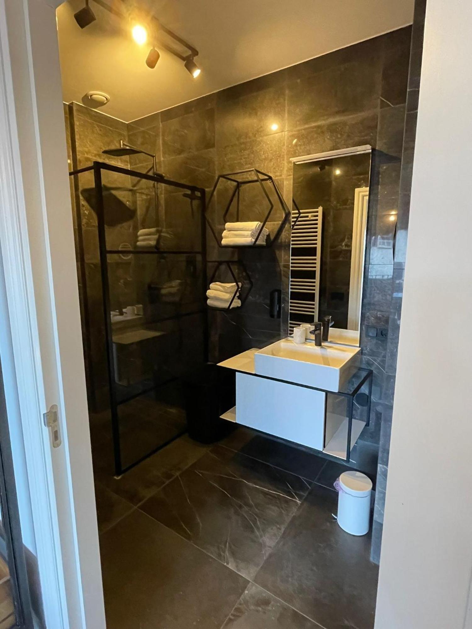 In De Witte Dame Hotel Bar Kitchen Apartments Grubbenvorst Екстериор снимка